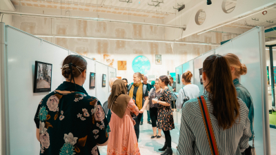 Besucherinnen und Besucher auf der Ausstellungseröffnung.